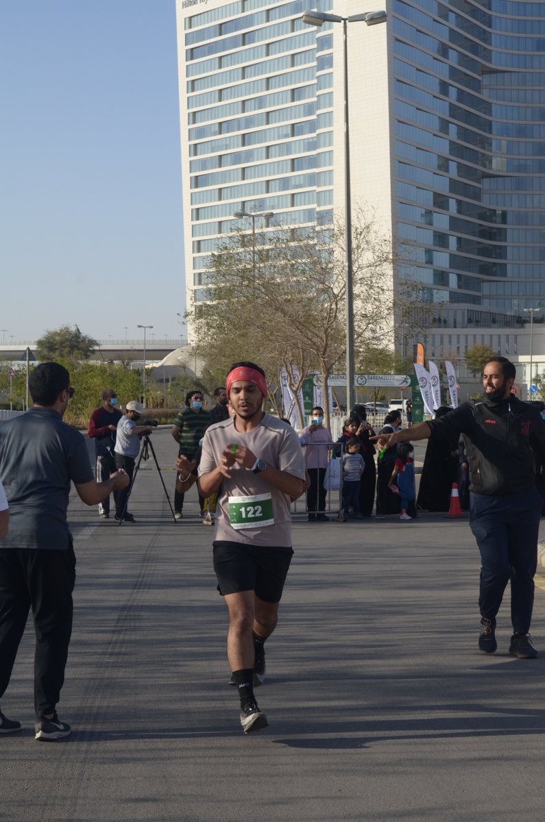 RaceArabia's tweet image. في نهاية الدورتين الأولى والثانية ، أمسك المشاركون بسوار أبيض وأخضر على التوالي للإشارة إلى أنهم أكملوا الدورة قبل التوجه مباشرة إلى خط النهاية.