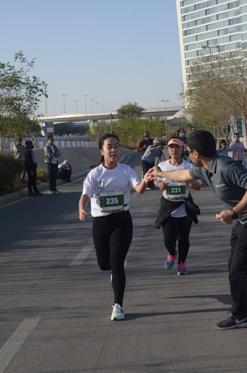 RaceArabia's tweet image. في نهاية الدورتين الأولى والثانية ، أمسك المشاركون بسوار أبيض وأخضر على التوالي للإشارة إلى أنهم أكملوا الدورة قبل التوجه مباشرة إلى خط النهاية.