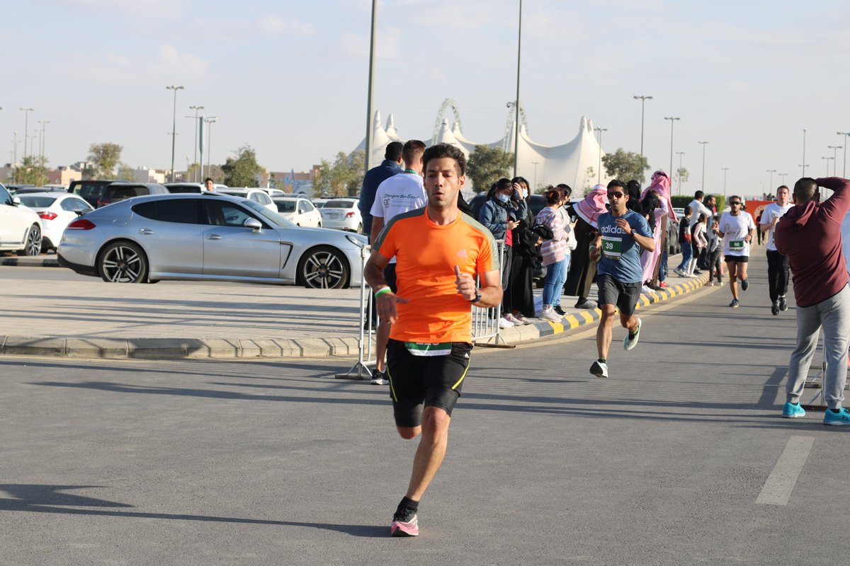 RaceArabia's tweet image. اصطفت حشود المشجعين في آخر المسار لرفع معنويات عائلاتهم وأصدقائهم.🤩👏✨