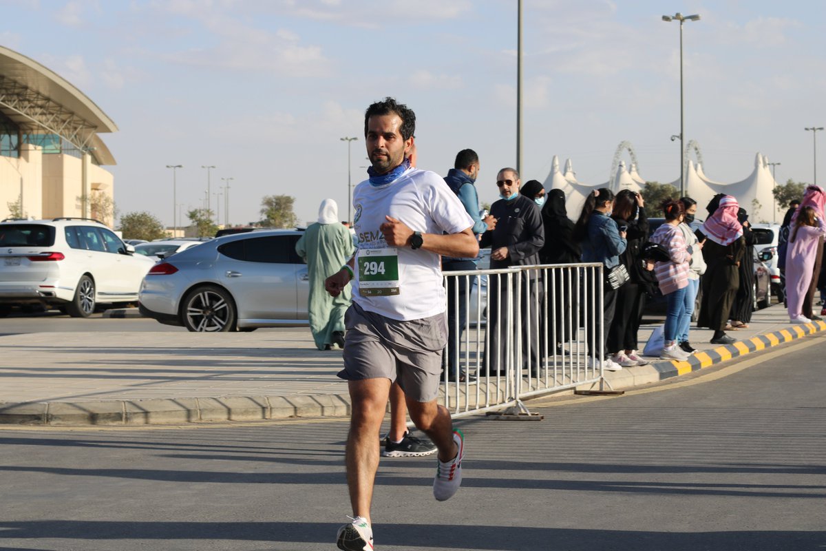 RaceArabia's tweet image. اصطفت حشود المشجعين في آخر المسار لرفع معنويات عائلاتهم وأصدقائهم.🤩👏✨