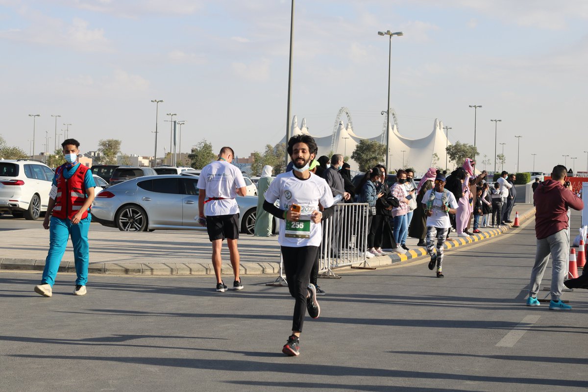 RaceArabia's tweet image. اصطفت حشود المشجعين في آخر المسار لرفع معنويات عائلاتهم وأصدقائهم.🤩👏✨
