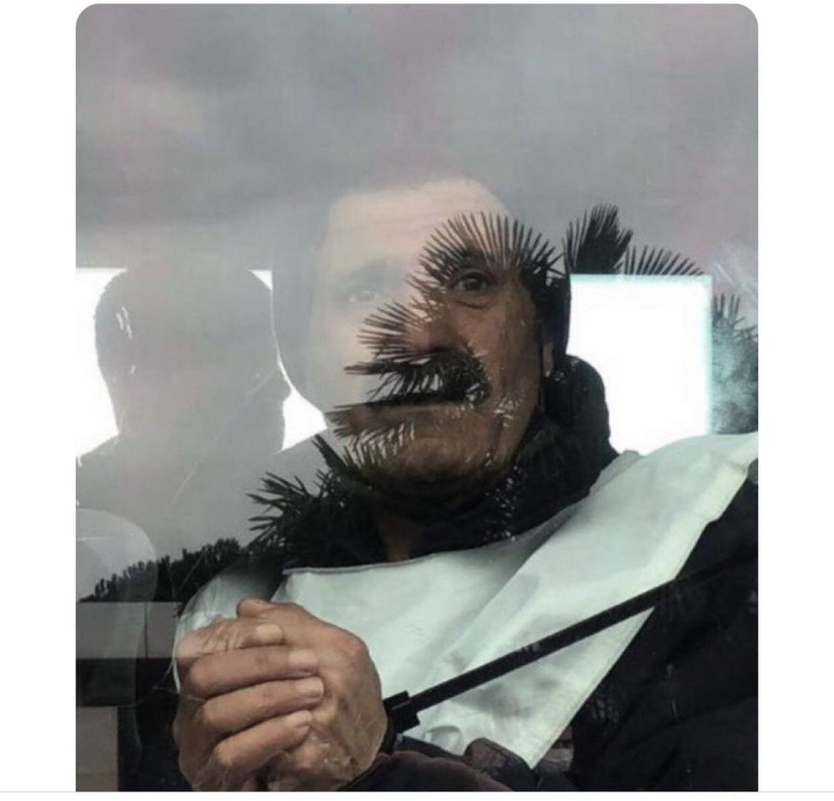 #MigrosBoykot
Sen neden utanıp göz yaşına boğuluyorsun Gülabi. Seni bu duruma düşüren ve buna sessiz kalan bizler utansın. Ne mutlu evine senin gibi helal rızık götürene. Kapitalizm gölgesinden faydalamayacağı ağacı keser. 257 migros işçisi işten atıldı hiç bir tv kanalda yok