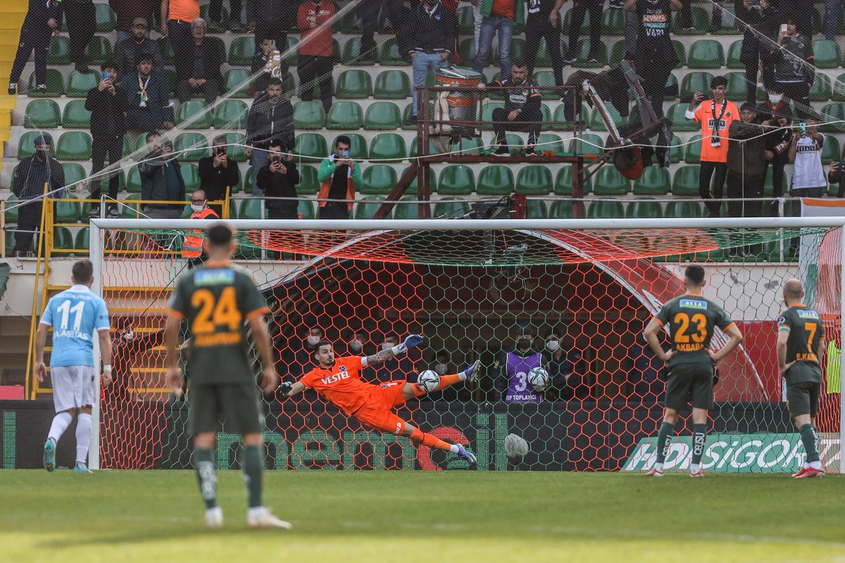 TrabzonsporEN's tweet photo. 🧤Goalkeeper. Captain. And so much more. 🐙 #ALYvTS https://t.co/uQkdSIUqN7