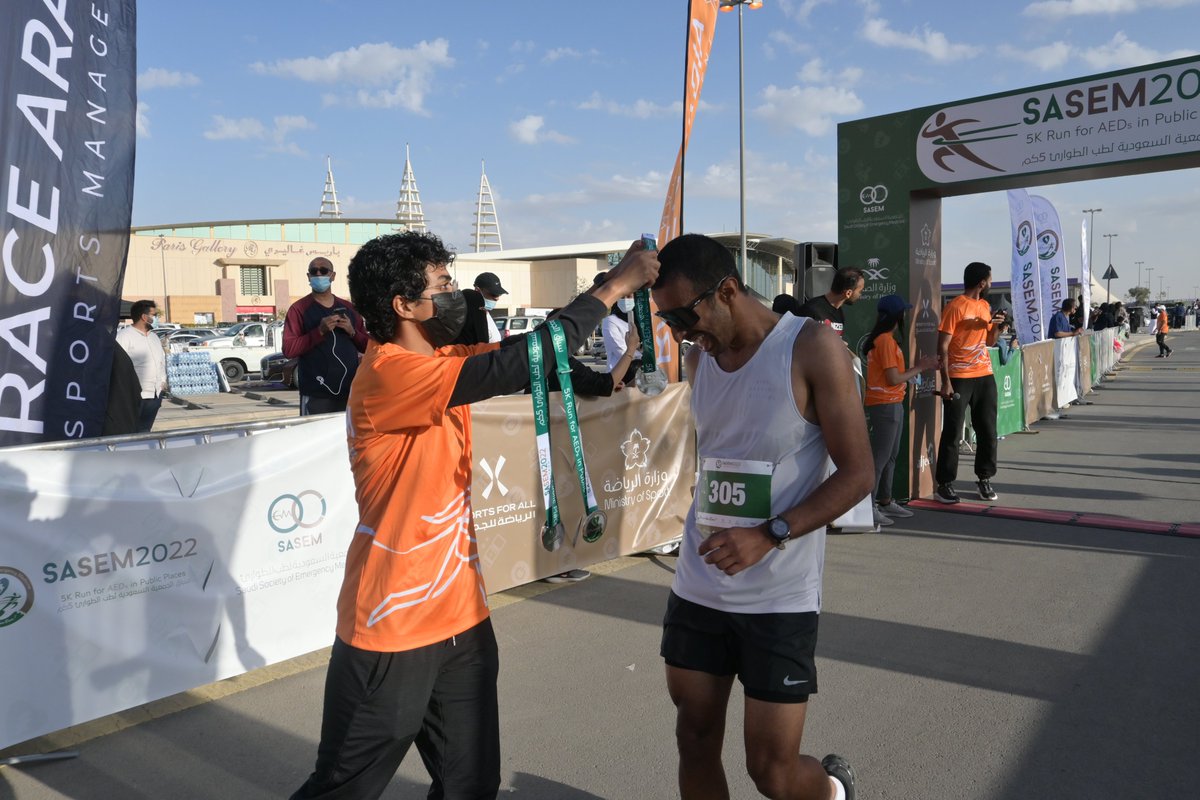 RaceArabia's tweet image. بعد اللفة الثالثة والأخيرة ، تم الترحيب بالمشاركين عند خط النهاية بميدالية وموسيقى وهتافات الجماهير! 🤩👏