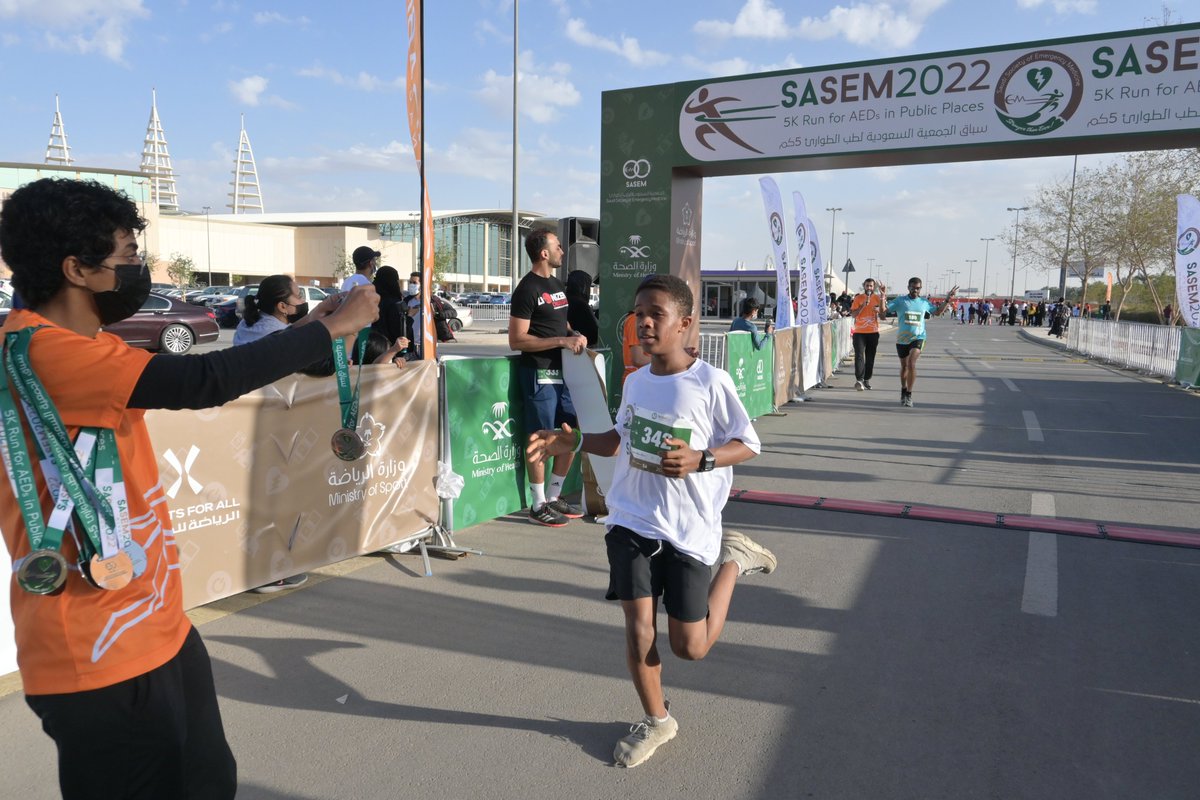 RaceArabia's tweet image. بعد اللفة الثالثة والأخيرة ، تم الترحيب بالمشاركين عند خط النهاية بميدالية وموسيقى وهتافات الجماهير! 🤩👏