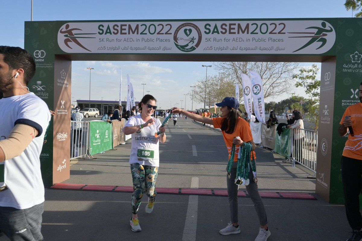 RaceArabia's tweet image. بعد اللفة الثالثة والأخيرة ، تم الترحيب بالمشاركين عند خط النهاية بميدالية وموسيقى وهتافات الجماهير! 🤩👏