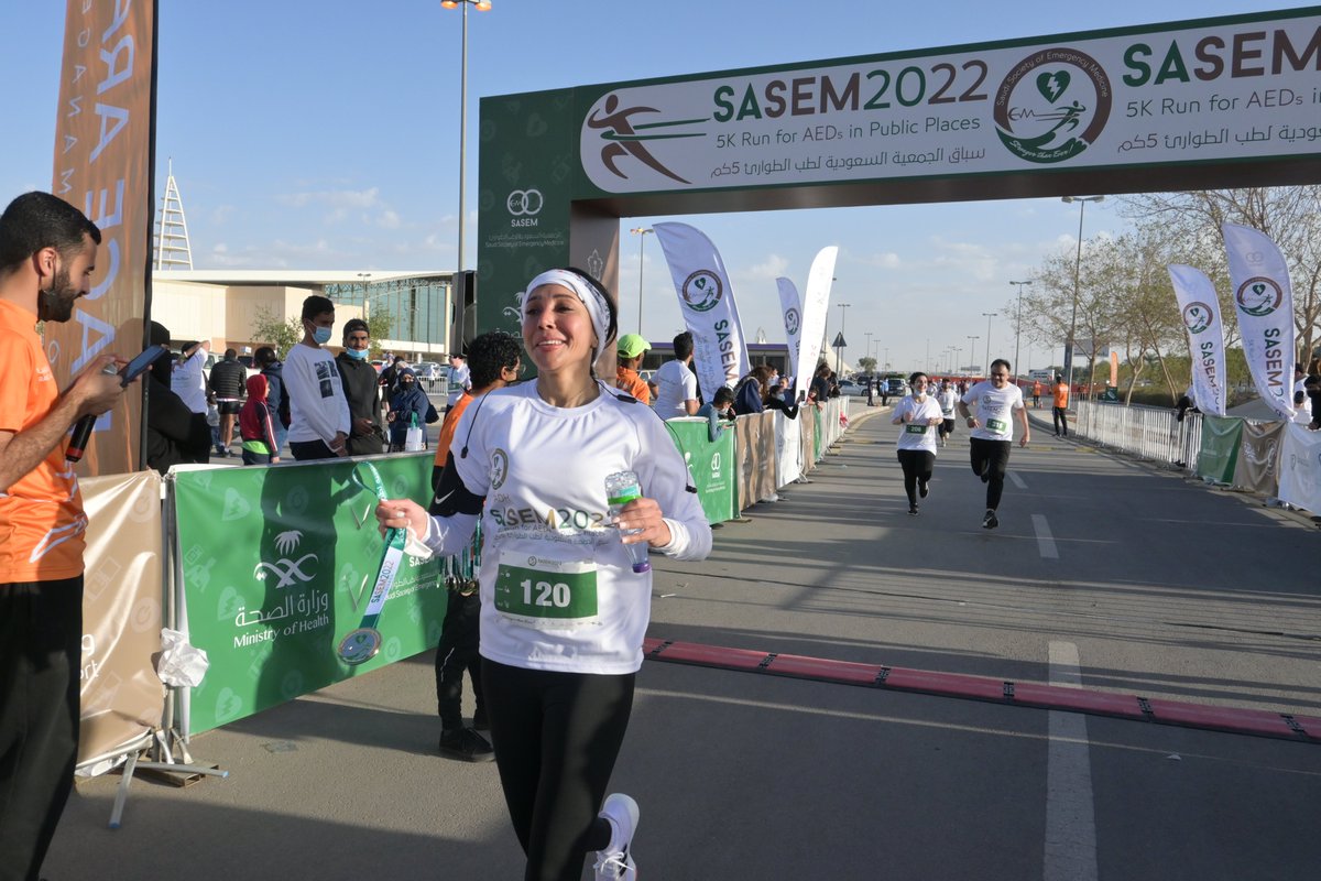 RaceArabia's tweet image. بعد اللفة الثالثة والأخيرة ، تم الترحيب بالمشاركين عند خط النهاية بميدالية وموسيقى وهتافات الجماهير! 🤩👏