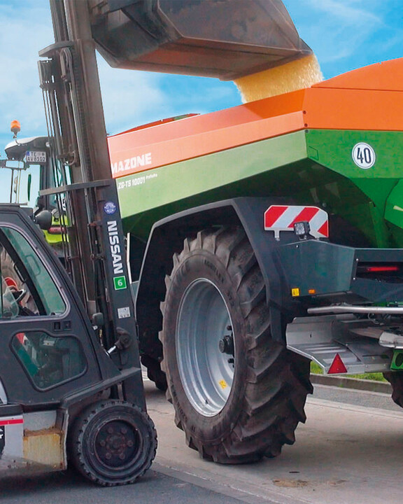 AMAZONE_Inc's tweet photo. The working light for #AMAZONE spreaders has an integrated filling aid. This flashes when the desired filling level is approaching and lights up continuously when the desired filling level has been reached. 💡🤩👏
#trailedspreader #workinglight #fertilizer #agriculture https://t.co/0xZfluKQZA