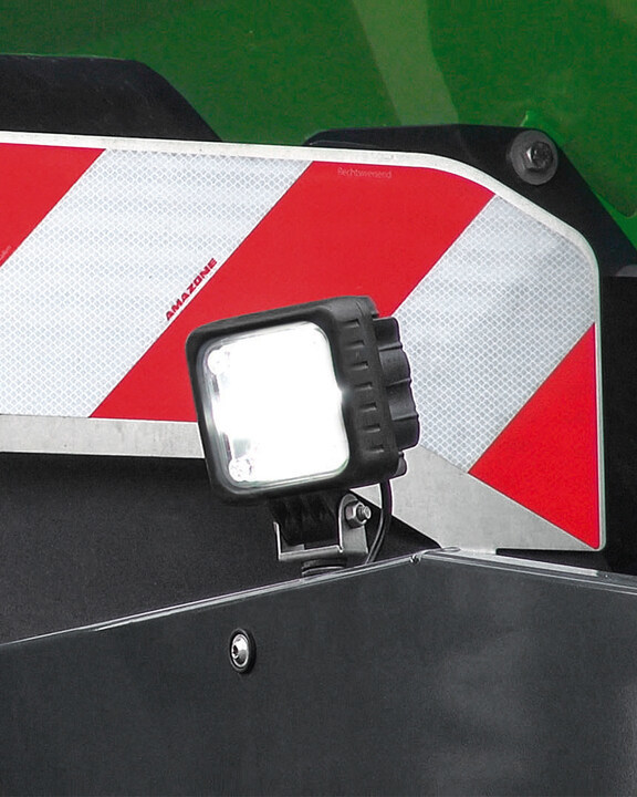 AMAZONE_Inc's tweet photo. The working light for #AMAZONE spreaders has an integrated filling aid. This flashes when the desired filling level is approaching and lights up continuously when the desired filling level has been reached. 💡🤩👏
#trailedspreader #workinglight #fertilizer #agriculture https://t.co/0xZfluKQZA