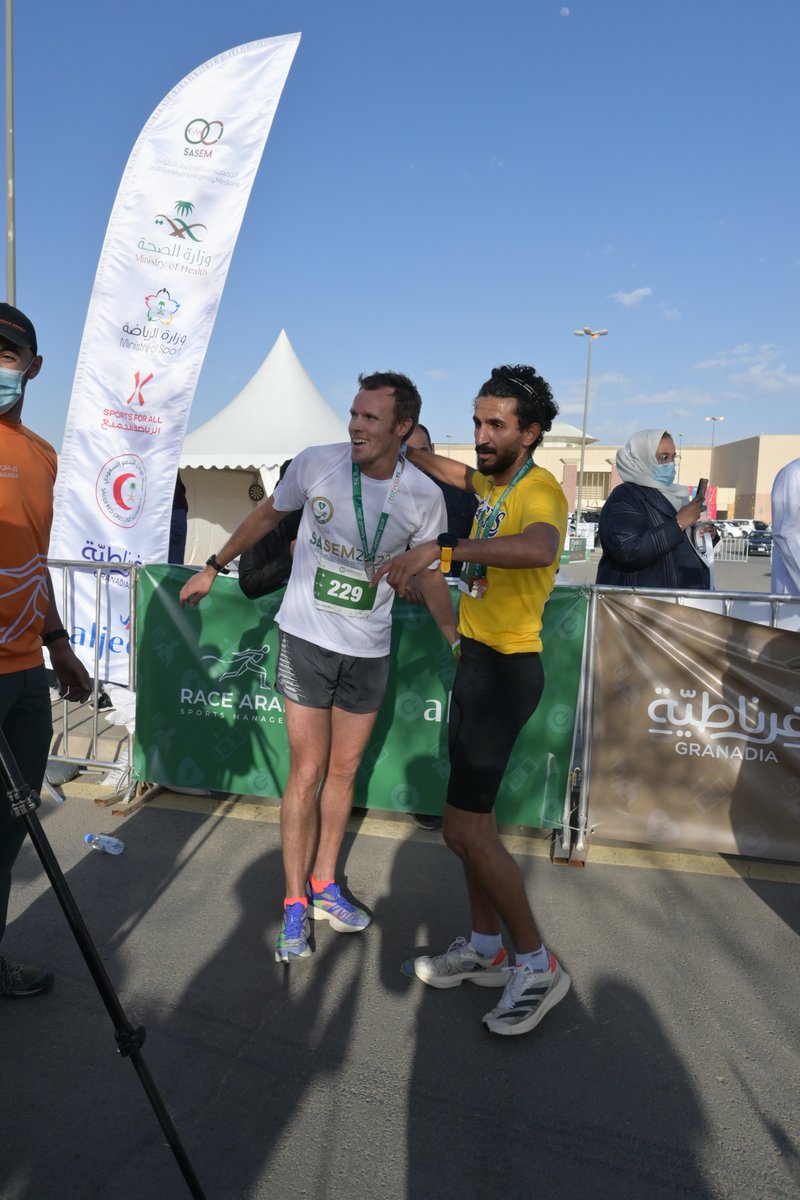 RaceArabia's tweet image. لقد كان سباقًا مثيرًا للغاية حتى النهاية مع العداء الأول ، رعد الأسمري من R7 Run Club ، الذي جاء بسرعة ملفته بزمن إجمالي قدره 18:31 ، والمنافس الفنلندي Juha-Matti Huhtanen من Riyadh Road Runners ، مباشرة بعده بوقت 18:33 💪👏😍
