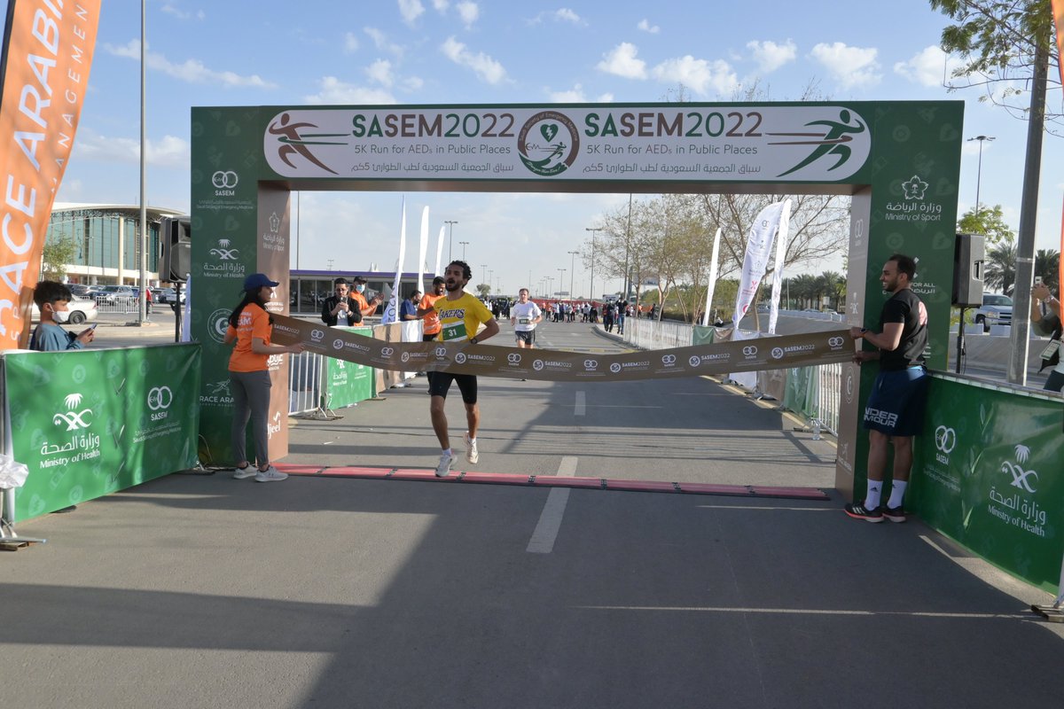 RaceArabia's tweet image. لقد كان سباقًا مثيرًا للغاية حتى النهاية مع العداء الأول ، رعد الأسمري من R7 Run Club ، الذي جاء بسرعة ملفته بزمن إجمالي قدره 18:31 ، والمنافس الفنلندي Juha-Matti Huhtanen من Riyadh Road Runners ، مباشرة بعده بوقت 18:33 💪👏😍