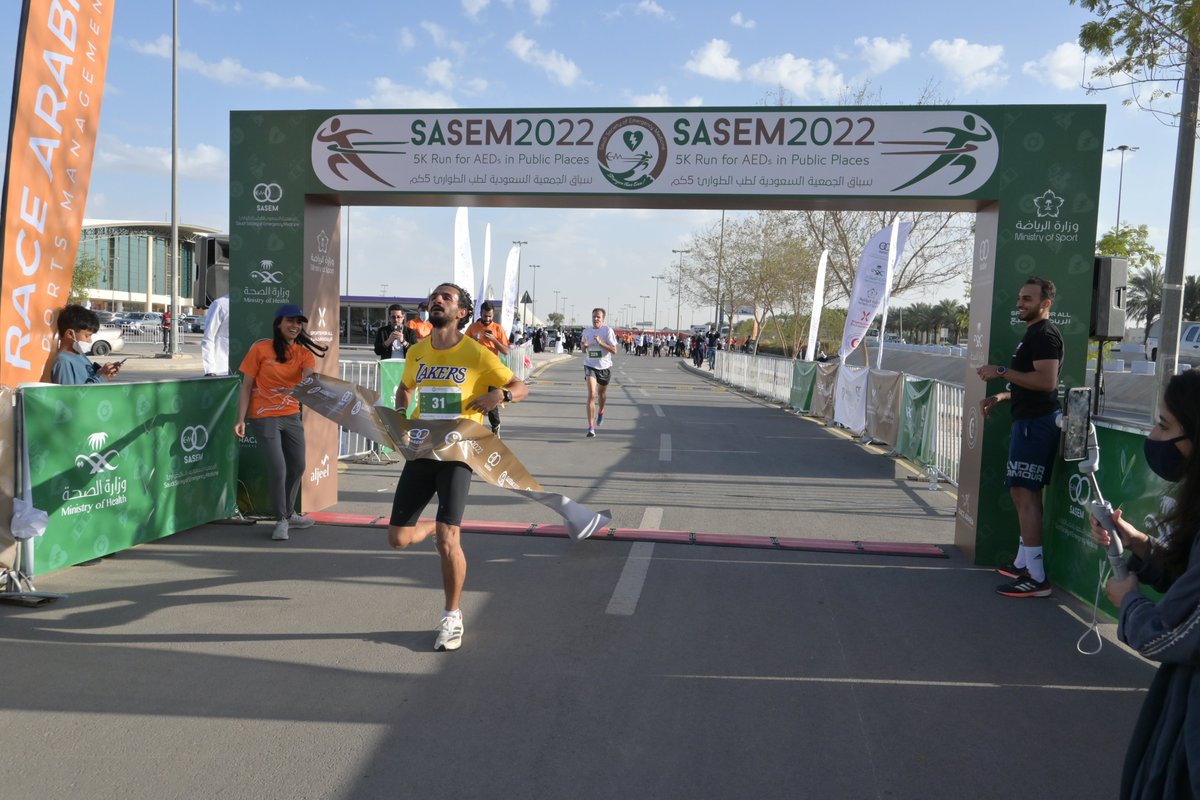 RaceArabia's tweet image. لقد كان سباقًا مثيرًا للغاية حتى النهاية مع العداء الأول ، رعد الأسمري من R7 Run Club ، الذي جاء بسرعة ملفته بزمن إجمالي قدره 18:31 ، والمنافس الفنلندي Juha-Matti Huhtanen من Riyadh Road Runners ، مباشرة بعده بوقت 18:33 💪👏😍