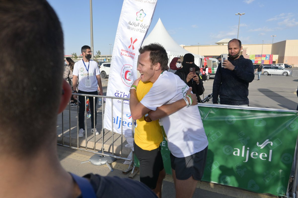 RaceArabia's tweet image. لقد كان سباقًا مثيرًا للغاية حتى النهاية مع العداء الأول ، رعد الأسمري من R7 Run Club ، الذي جاء بسرعة ملفته بزمن إجمالي قدره 18:31 ، والمنافس الفنلندي Juha-Matti Huhtanen من Riyadh Road Runners ، مباشرة بعده بوقت 18:33 💪👏😍