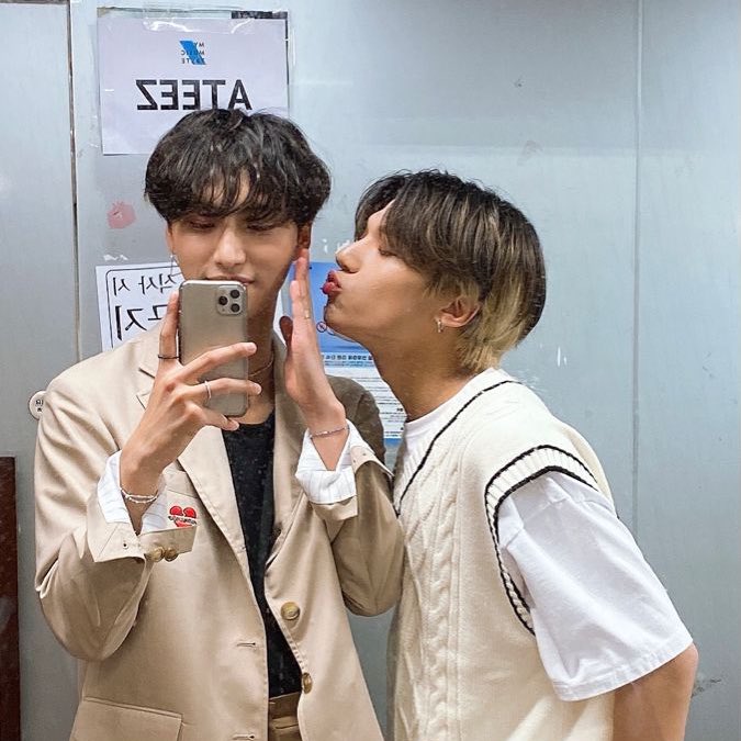 PR0T0C0L98's tweet photo. คุณตำรวจค้าบ ผมโดนลอบจุ๊บค้าบ https://t.co/Bi4D6vAm9r