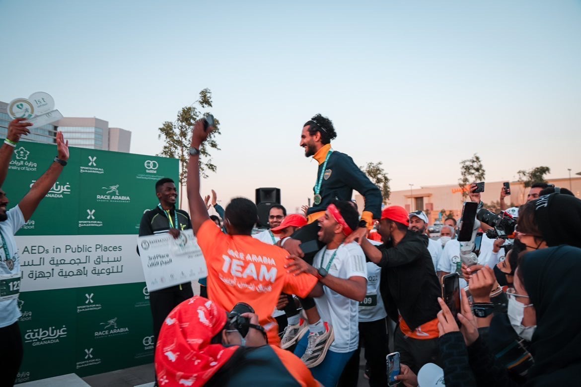 RaceArabia's tweet image. ختاما...
كان هذا الحدث مميزًا بشكل خاص لمساهمته في التوعية عن موضوع هام. ساعد السباق نفسه ، بالإضافة إلى الحملة المصاحبة له ، في التوعية بأهمية وجود أجهزة الإنعاش في جميع الأماكن العامة تحسباً لحالات الطوارئ ، بل إنها ساعدت في تعليم الناس كيفية استخدامها🙏🤩