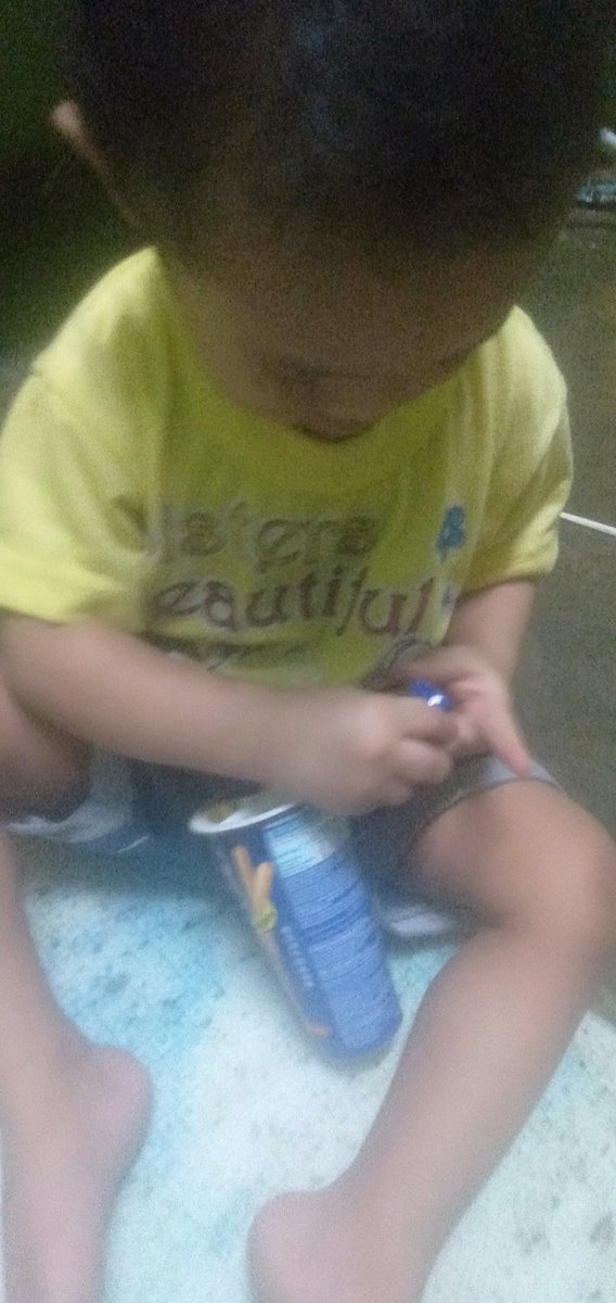faraliya5's tweet photo. Alhamdulillah, tma kasih kongsi rezeki ngan adik,Mkcik jiran bagi biskut kt adik☺️ https://t.co/8c6O3BjC6K