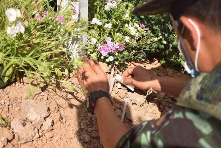 miN13700's tweet photo. Funeral of KNDF comrades, Do Mae Ni Ko (27) and Da Wi (21), who gave their lives for the country during the fighting in Moebye township on February 17, was held on February 18.

Rest in Power Heroes 🥀🥀

#WarCrimesOfJunta
#2022Feb20Coup
#WhatsHappeningInMyanmar https://t.co/jT6V0UbXIN