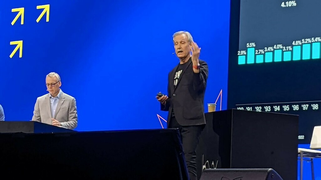 MarkInNaplesFL's tweet photo. Gary Keller is sharing the best and latest info about the economy and real estate in the U.S.

I'm so glad to be front row center at the 2022 Keller Williams Realty International Family Reunion in Orlando, Florida with 10,000+ leaders from around the world again!! #KWRI #KWLuxury https://t.co/bvamYXE13o