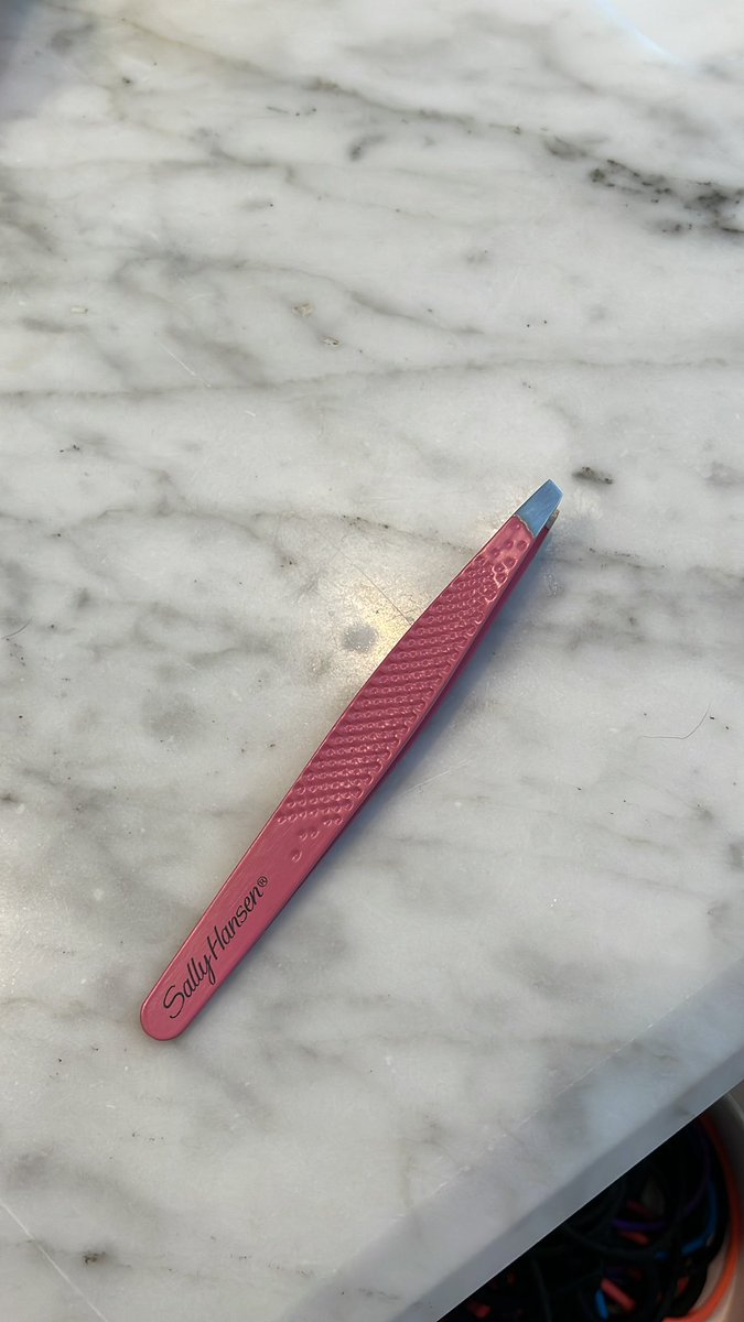 Dawn_Walsh's tweet photo. Adding this brand new purchase to the pile of #tweezers that don’t work at all. Why is it so hard to find a good pair??!!  #beautytools #nothappy @SallyHansen #wasteofmoney https://t.co/9jEcPAsdo7