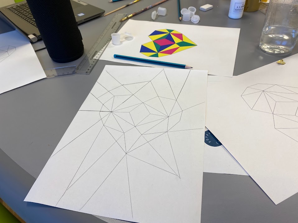 We really enjoyed using🌟gold leaf🌟 acrylic paints and sewing to create these lovely geometric heart shapes thanks to artist Poppy Lennox and another amazing #digitalartschool workshop from @Hospital_Rooms  ♥️♥️♥️

 #artsinhealthcare #peersupport #Wellbeing #arttherapy