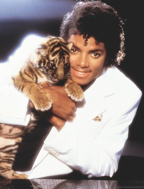 Justin Bieber ultrapassou Michael Jackson e se tornou o artista com mais #1 hits na história das rádios pops dos Estados Unidos (12).