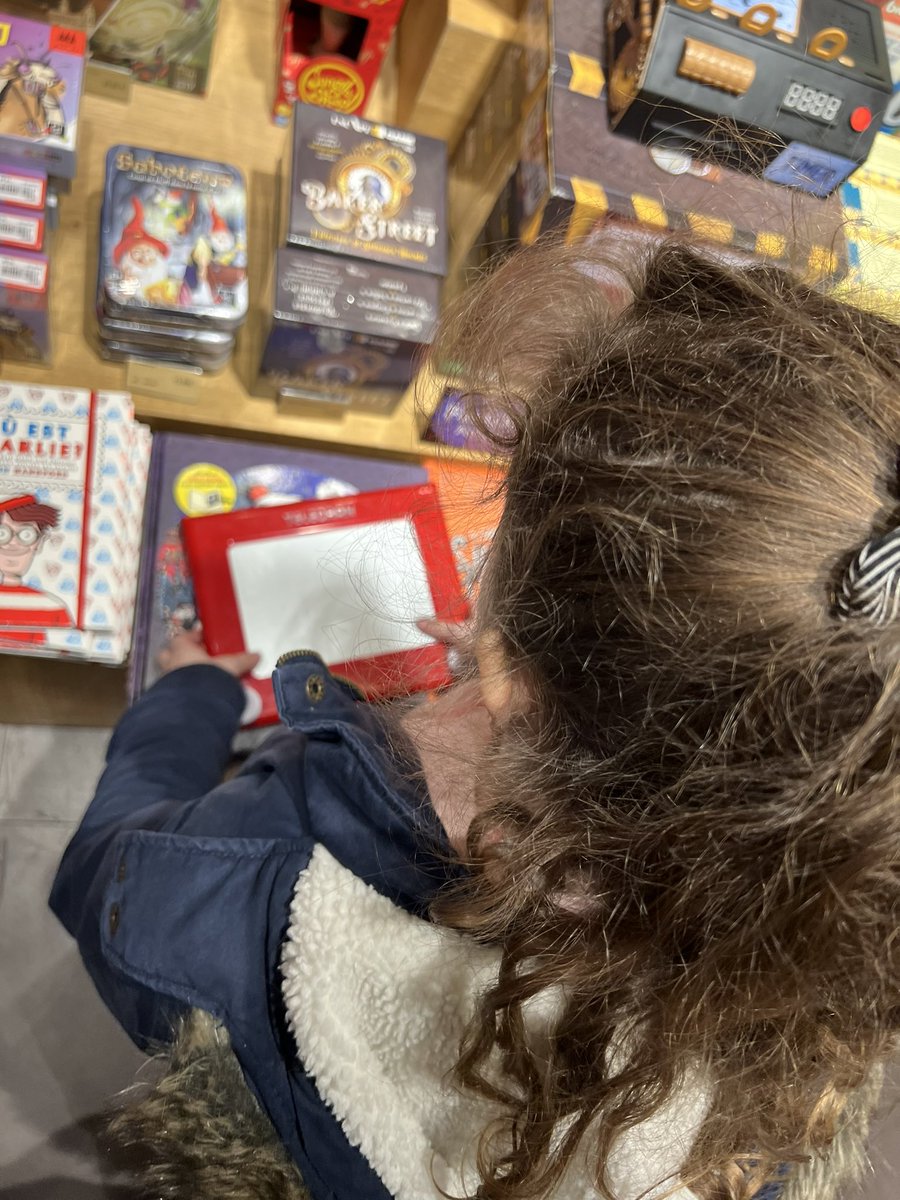 Stephane_SNCF's tweet photo. « T’avais ça papa comme tablette trop bien » comme quoi y’a pas forcément besoin d’écran pour faire plaisir à un enfant. #telecran https://t.co/W2ebIZjkx4