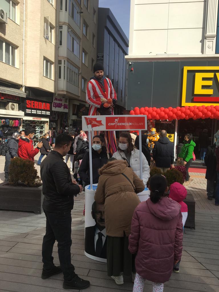 Hamamyolu Caddesine kurduğumuz zam duvarına Eskişehir halkı çok yoğun ilgi gösterdi. Halkımız zamlardan çok bunalmış durumda. Yapılan zamlar geri alınana kadar mücadelemiz sürecek!