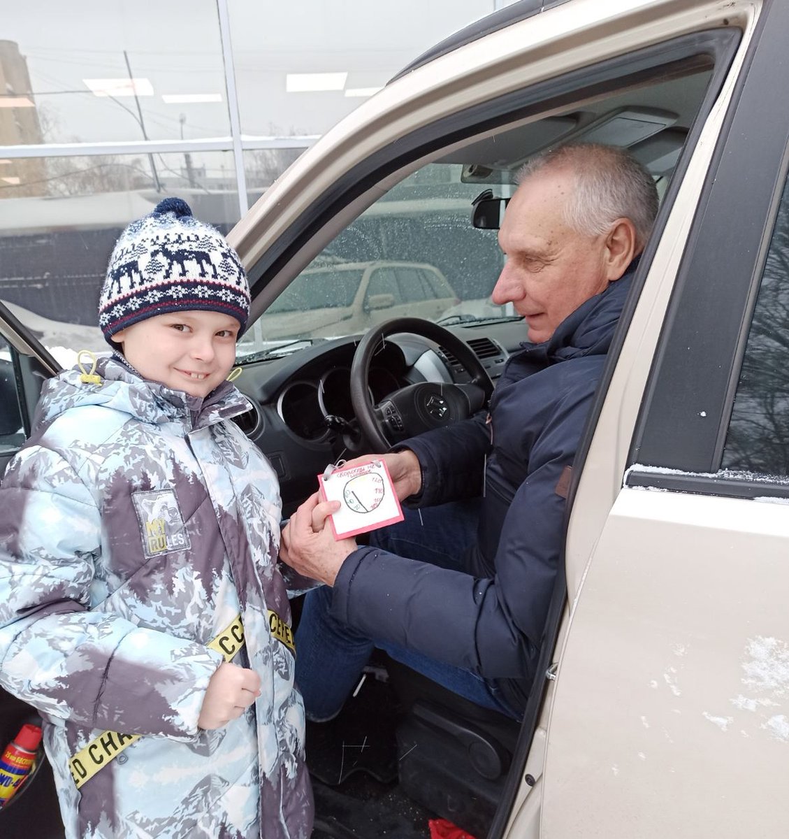 7-19 февраля в школе проходила акция "Жизнь важнее скорости". Ребята повторяли ПДД, изготовляли брелоки "Оберег безопасности". И раздавали их родителям-водителям. Цель акции напомнить водителям о Правилах Дорожного Движения.
#ЖизньВажнееСкоростиСамара