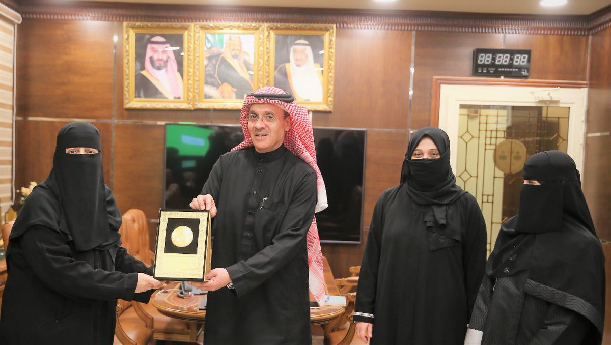 NBU_KSA's tweet photo. استقبل سعادة وكيل الجامعة للشؤون الأكاديمية د. فراس المدني في مكتبه عضو لجنة المرأة في مجلس حقوق الإنسان د.منيرة العصيمي والوفد المرافق لها، وجرى خلال اللقاء استعراض الخطة الإستراتيجية لوحدة تمكين المرأة بالجامعة.
#جامعة_الحدود_الشمالية 
#من_الشمال_إلى_الوطن https://t.co/GlNLeT395t