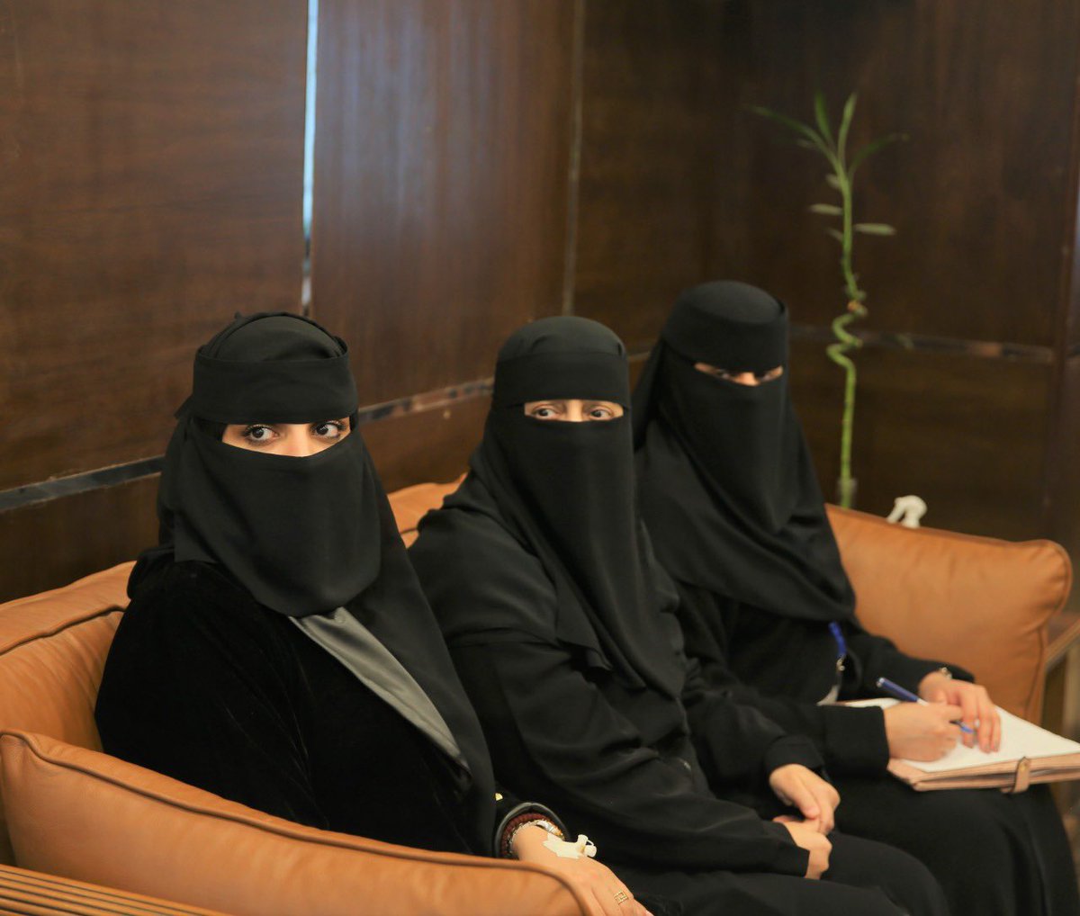 NBU_KSA's tweet photo. استقبل سعادة وكيل الجامعة للشؤون الأكاديمية د. فراس المدني في مكتبه عضو لجنة المرأة في مجلس حقوق الإنسان د.منيرة العصيمي والوفد المرافق لها، وجرى خلال اللقاء استعراض الخطة الإستراتيجية لوحدة تمكين المرأة بالجامعة.
#جامعة_الحدود_الشمالية 
#من_الشمال_إلى_الوطن https://t.co/GlNLeT395t