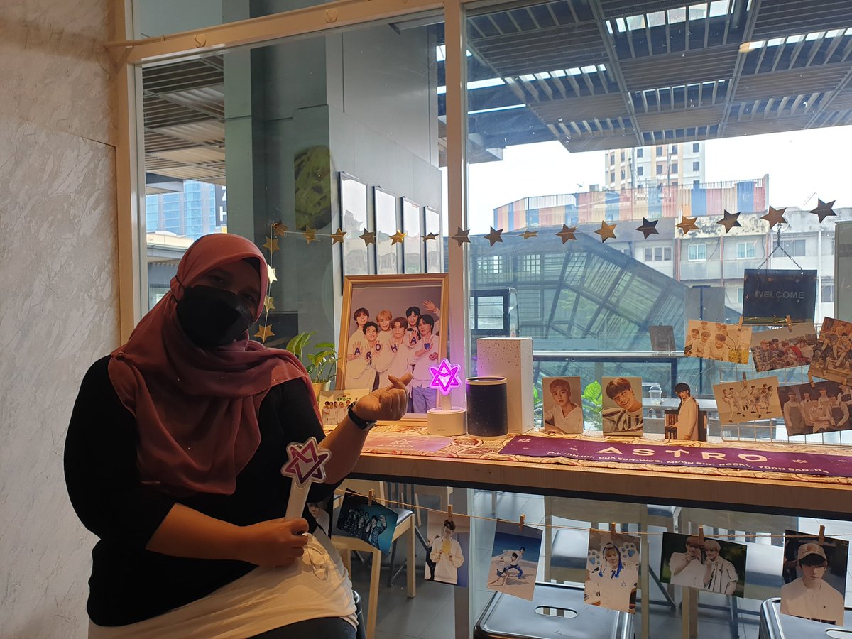 RohaHyuk99's tweet photo. Huge thanks to organiser for organising #AllTheTime_ASTRO 💜🥺 It was a beautiful set,with all #아스트로 beautiful props and songs.
@arohamy_ @iamDya I really love them all seriously 💜💜
And I was highpitched to know about our organiser Astro's story 🤣🤣wish to talk more https://t.co/SSdnNVKnON