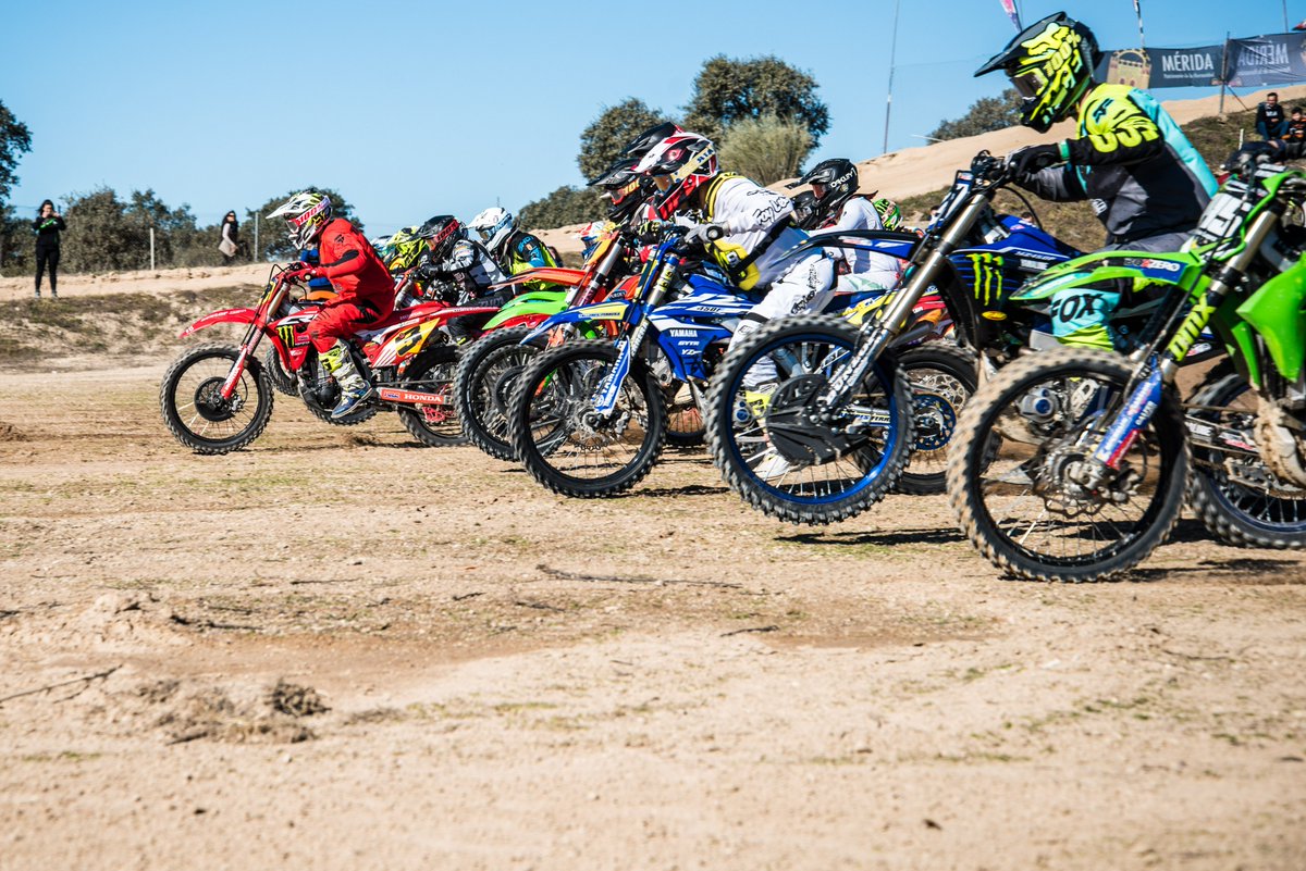 ayto_merida's tweet photo. Magnífico ambiente el vivido esta mañana en el circuito municipal Vía de la Plata con la disputa de una prueba puntuable para el Campeonato de Extremadura de Motocross organizado @royanejos y que ha contado con la presencia del delegado de deportes @felipegonmar #fexmoto https://t.co/UQZFx3ZN4P