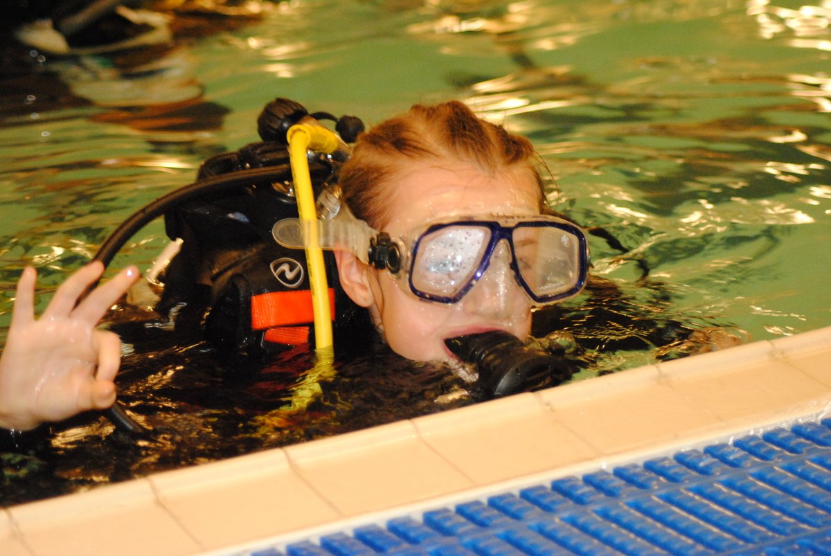 benji_alyssa's tweet photo. Yesterday evening we went SCUBA DIVING @2DiVE4ScubaShop for the second time and introduced two friends to the experience too! It was so much fun and we can't wait to go again! #scubadiving #trydive #bubblemaker #discoverscuba #scoutswateractivity #cubswateravticity #scouts #cubs https://t.co/dP6aTxgZ9c