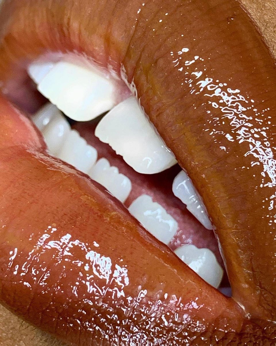 MACcosmetics's tweet photo. Lips slick Like Squirt 💚💦. Back from the early 2000s, this remixed millennium must-have melts moisture onto lips while pouring your pout with a honey-hued, plumped-up glaze that looks luscious on all. #MACUnderground https://t.co/3JP0mKxM9H https://t.co/yY9XG3X4yq
