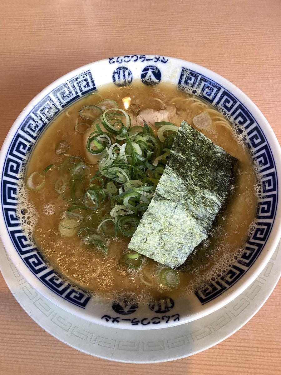watanabejuan's tweet photo. 下井草「御天 井草本店」で、ラーメン。クサウマを求めて。お店の周辺にすごいニオイを放ってます。これ、クレーム来ないのかなぁ？それほどです。こってりで頼んだらすごいアブラ。。。。 https://t.co/UgZGy5qnhG