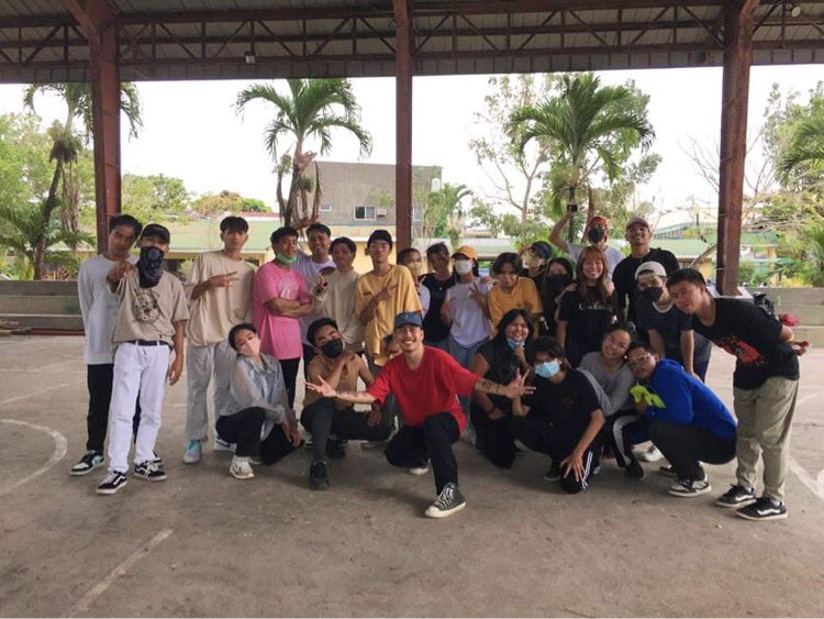 thekmprojectph's tweet photo. Best way to celebrate National Arts Month! 🎊

The KM Project Creative, @jonboeip19, conducted a dance workshop for Sining ng Pag-Asa in celebration of National Arts Month, in Dipolog City, on February 20, 2022.

Thank you, LUPAD Artists, for making this happen 🙏🏻

#OnlyTheBest https://t.co/nRgdxtROc2