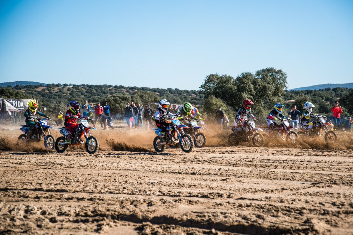 ayto_merida's tweet photo. Magnífico ambiente el vivido esta mañana en el circuito municipal Vía de la Plata con la disputa de una prueba puntuable para el Campeonato de Extremadura de Motocross organizado @royanejos y que ha contado con la presencia del delegado de deportes @felipegonmar #fexmoto https://t.co/UQZFx3ZN4P