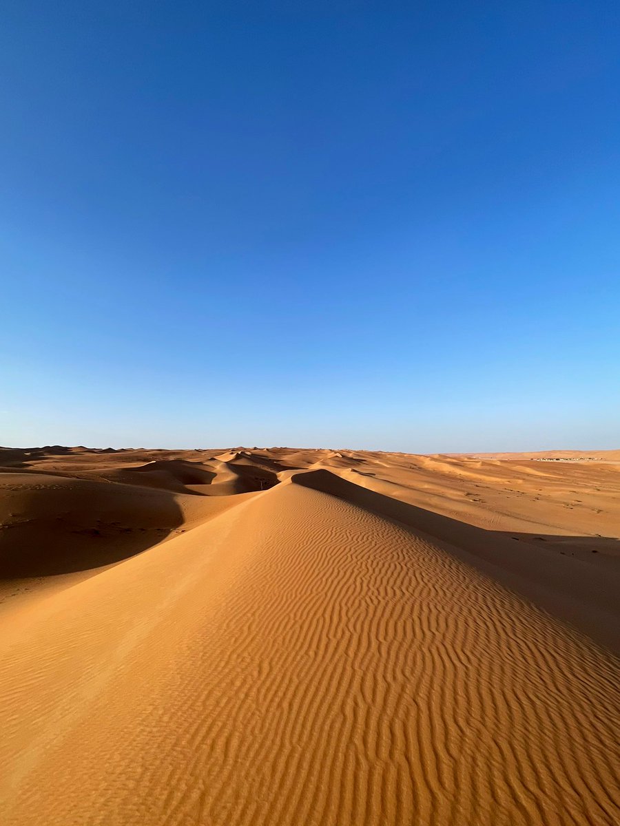 “Take only memories. Leave nothing but footprints” 👣 

The beautiful vastness of #Oman’s desert at sunset…