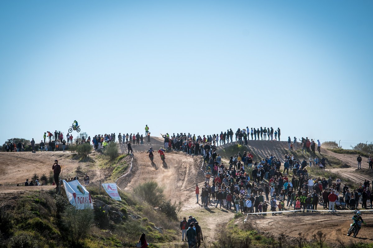ayto_merida's tweet photo. Magnífico ambiente el vivido esta mañana en el circuito municipal Vía de la Plata con la disputa de una prueba puntuable para el Campeonato de Extremadura de Motocross organizado @royanejos y que ha contado con la presencia del delegado de deportes @felipegonmar #fexmoto https://t.co/UQZFx3ZN4P
