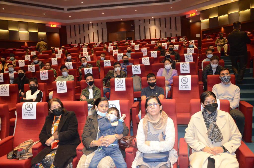 DCPSouthDelhi's tweet image. शांति-सेवा-न्याय है दिल में,
दिल्ली पुलिस का है एक सपना,
सेवा-सुरक्षा सबको सुनिश्चित,
रह ना जाए कोई अपना!

Working proactively, an interactive session was held with North-Eastern friends to discuss various issues by DCP/SD, Sh. Hibu Tamang, Jt. CP
@DelhiPolice graced the event.