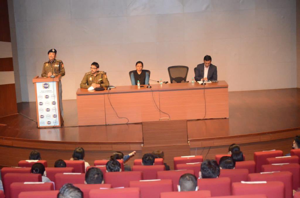 DCPSouthDelhi's tweet image. शांति-सेवा-न्याय है दिल में,
दिल्ली पुलिस का है एक सपना,
सेवा-सुरक्षा सबको सुनिश्चित,
रह ना जाए कोई अपना!

Working proactively, an interactive session was held with North-Eastern friends to discuss various issues by DCP/SD, Sh. Hibu Tamang, Jt. CP
@DelhiPolice graced the event.