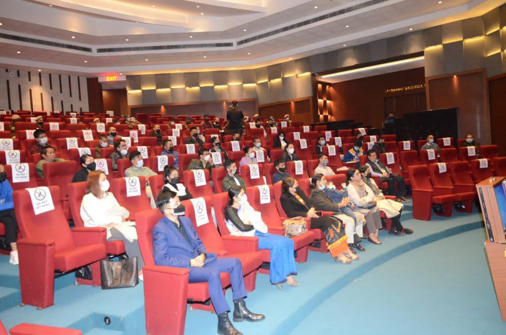 DCPSouthDelhi's tweet image. शांति-सेवा-न्याय है दिल में,
दिल्ली पुलिस का है एक सपना,
सेवा-सुरक्षा सबको सुनिश्चित,
रह ना जाए कोई अपना!

Working proactively, an interactive session was held with North-Eastern friends to discuss various issues by DCP/SD, Sh. Hibu Tamang, Jt. CP
@DelhiPolice graced the event.