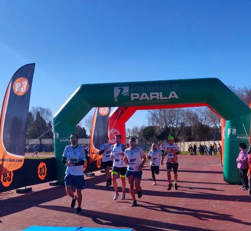 Javi_R13's tweet photo. 🔝 #WeRunParla❗🏃🏼♀️🏃🏽🏃🏽♂️💨
👉 Más de 1.800 corredores y corredoras en la carrera de 10k más rápida!
✅ Éxito de participación y organización en una fantástica mañana de domingo en #Parla ☀️
🙏 Gracias a @CasaDeporte_ por hacerlo posible! 👏👏👏
#WeRun
#ParlaCiudadDelDeporte https://t.co/2q2ZsoXs26