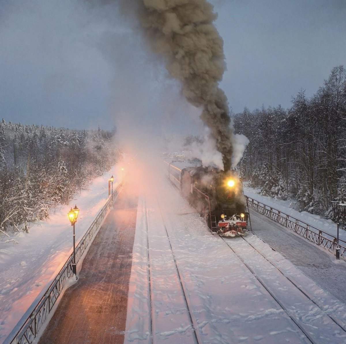 russiabeyond's tweet photo. Good evening from the “Ruskeala Express”! It is a tourist #retro train running along the route #Sortavala – Mountain Park “#Ruskeala” – Sortavala in the Republic of #Karelia. Today, it is the only daily steam train in #Russia 🚂 

📷 Andrei Bazanov https://t.co/Z0lJHNIzLD