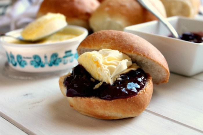 jamandcream's tweet photo. One of my favourite things in the whole world! Traditional Cornish splits with jam &amp; clotted cream 😋

Get the recipe => https://t.co/U2q9PxRCyJ https://t.co/MsFzpUux3R