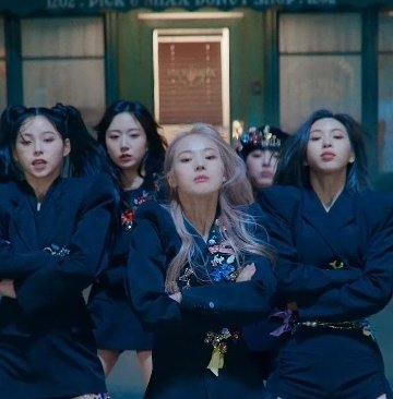 lowqualityjinni's tweet photo. She be slaying like her rent is due! #NMIXX #JINNI https://t.co/NaP2rNRRlE