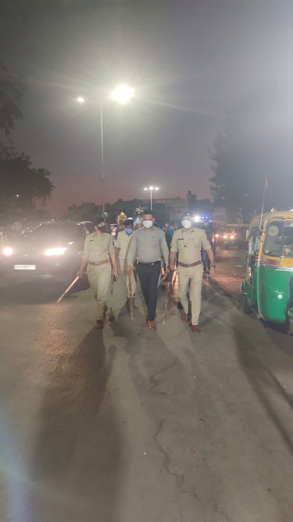 AhmedabadPolice's tweet photo. Foot Patrolling Ahmedabad Police 👮‍♀️ https://t.co/DS46ZeiEvf
