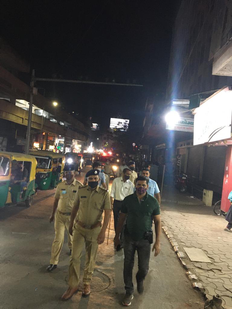 AhmedabadPolice's tweet photo. Foot Patrolling Ahmedabad Police 👮‍♀️ https://t.co/DS46ZeiEvf