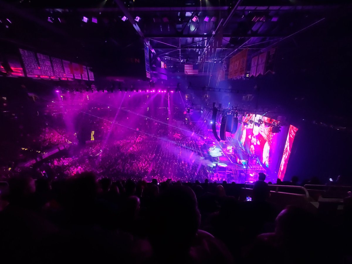 DoodleFK's tweet photo. @mjkeenan my shitty cell phone pictures from last night in Boston! You guys were fucking amazing as always. Thanks for a great show 💜💜💜 https://t.co/XqeaoWH4aJ