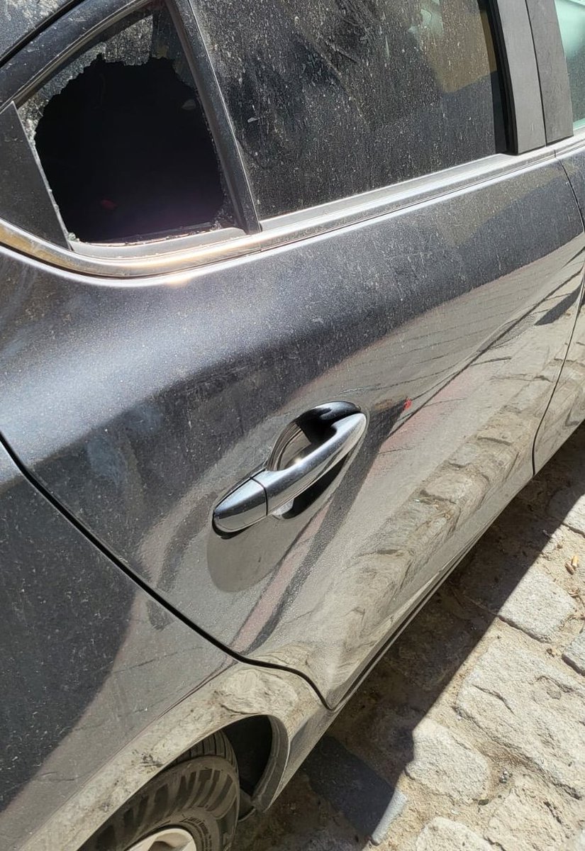 Macloviah's tweet photo. @policia Así amaneció mi coche https://t.co/0e7g9Jh6Qt